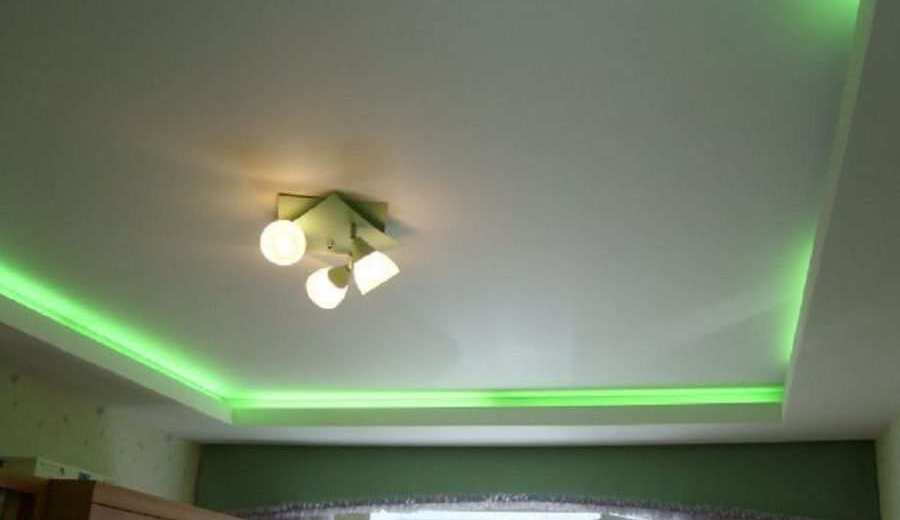 Фотография натяжного потолка с зеленой подсветкой