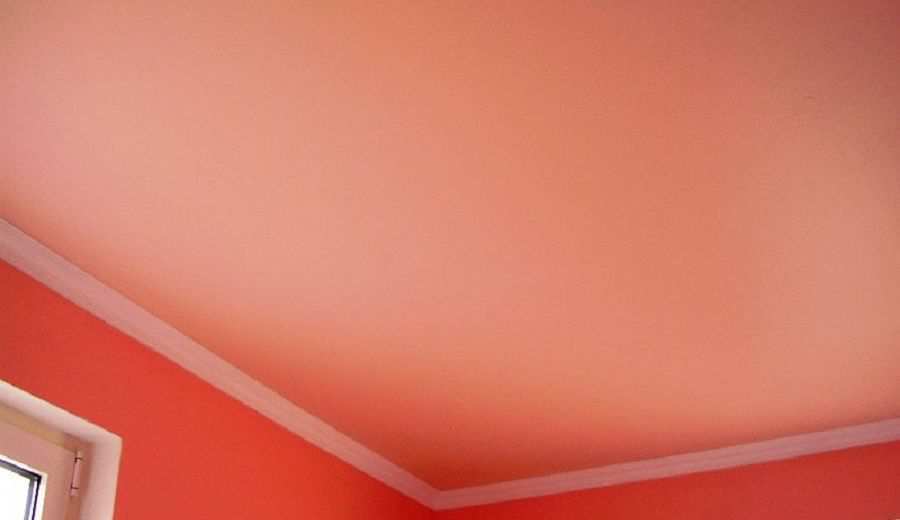Матовый натяжной потолок красного цвета