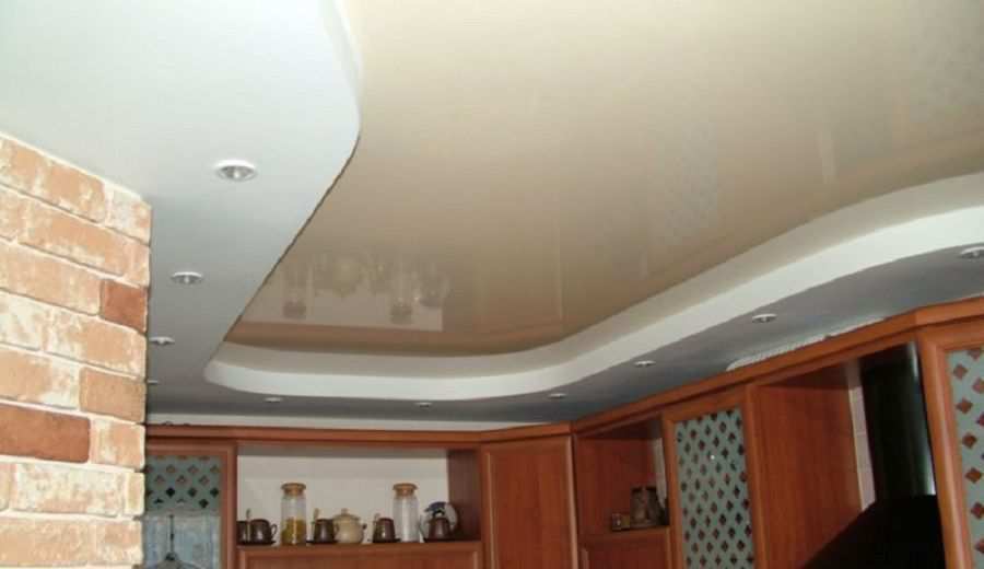 Двухуровневый натяжной потолок на кухне