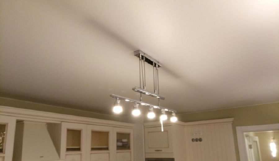 Фотография матового натяжного потолка на кухне