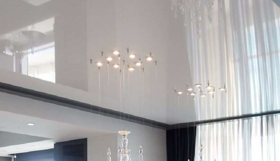 Фотография глянцевого натяжного потолка белого цвета с точечными светильниками