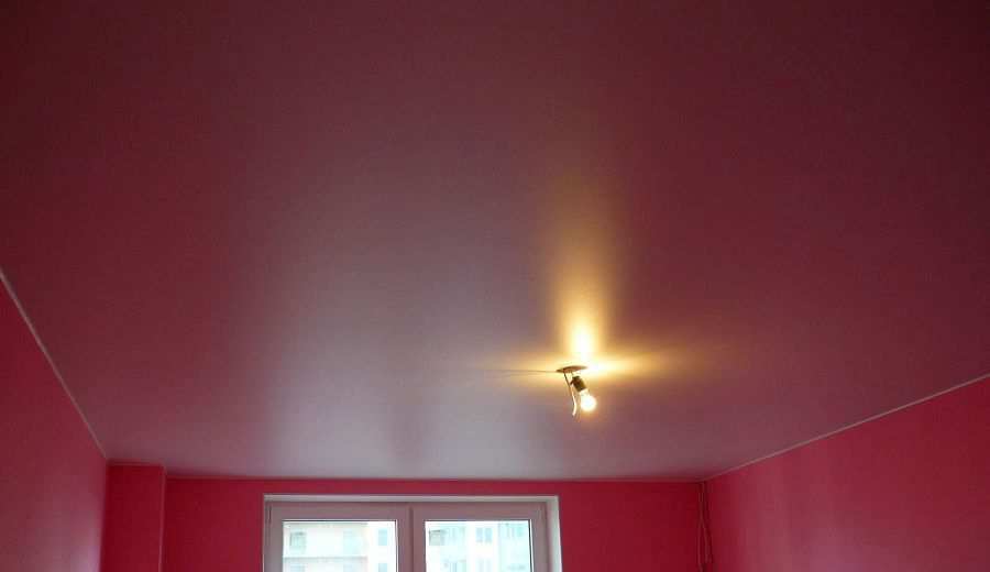 Сатиновый натяжной потолок красного цвета в спальной комнате
