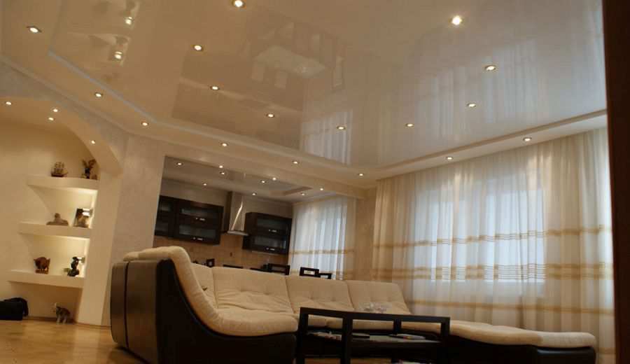 Фотография глянцевого натяжного потолка с точечными светильниками в гостиной комнате
