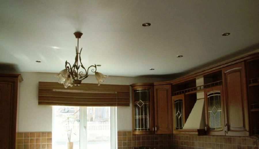 Фотография натяжного потолка белого цвета на кухне