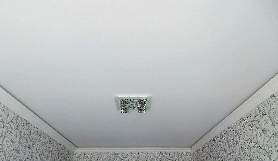 Фотография матового натяжного потолка белого цвета в спальной комнате