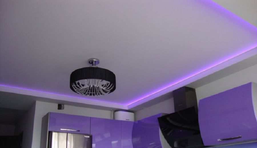 Фотография матового натяжного потолка с неоновой подсветкой на кухне