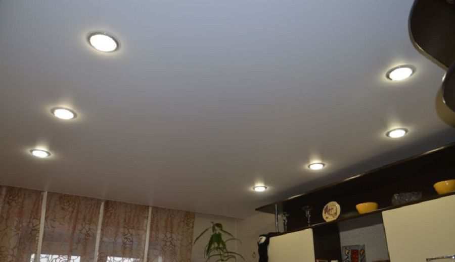 Натяжной потолок белого цвета с точечными светильниками