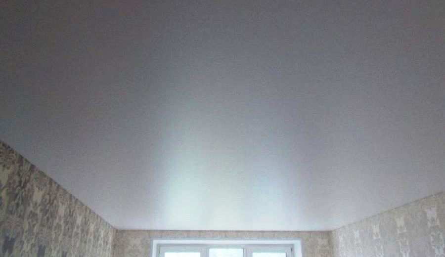 Фотография матового натяжного потолка красного цвета