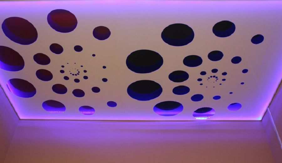 Фотография натяжного потолка с подсветкой