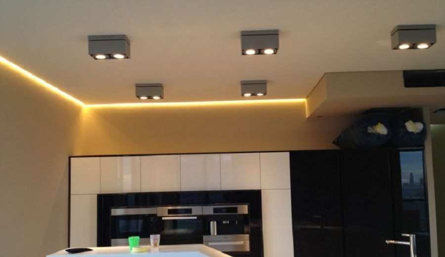 Фотография натяжного потолка с подсветкой на кухне