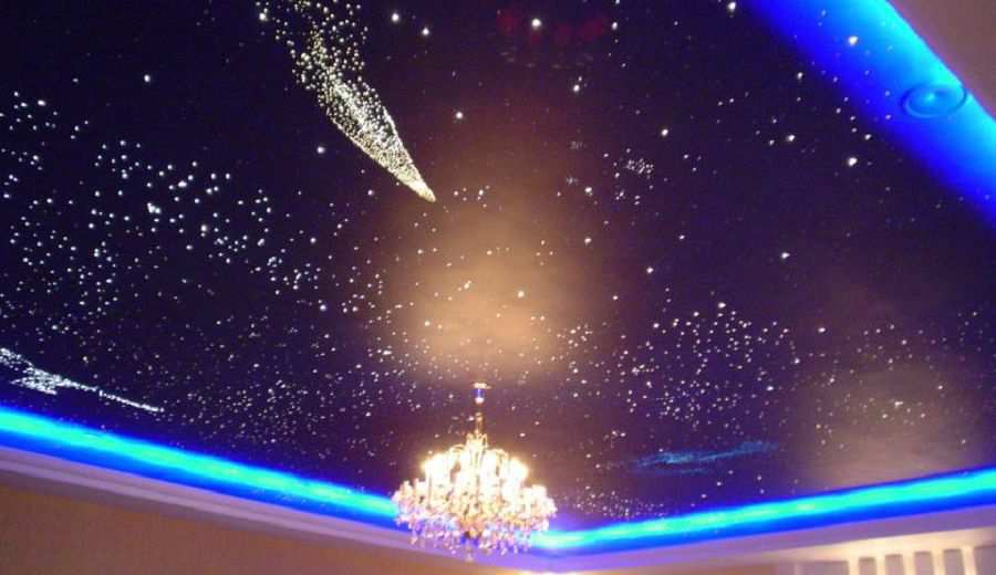 Фотография натяжного потолка с подсветкой в зале