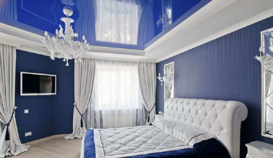 Фотография глянцевого натяжного потолка синего цвета в спальной комнате