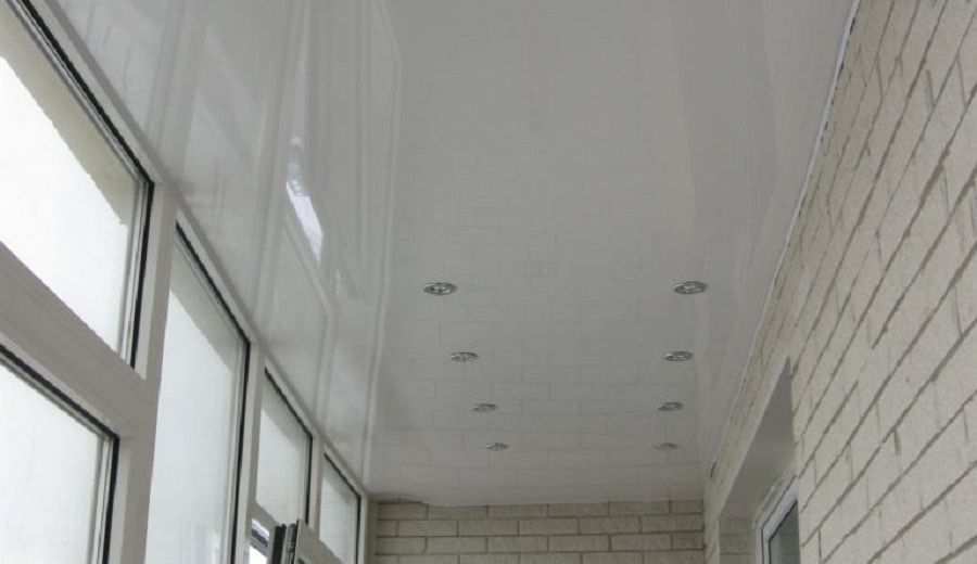 Фотография глянцевого натяжного потолка белого цвета на лоджии