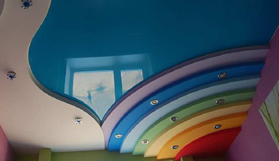 Разноцветный многоуровневый натяжной потолок