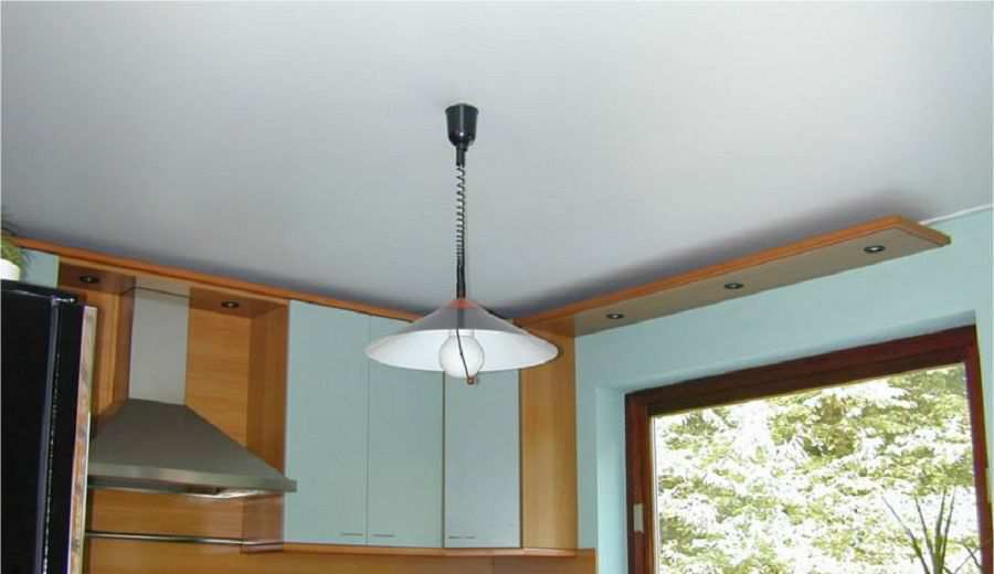 Фотография матового натяжного потолка белого цвета на кухне