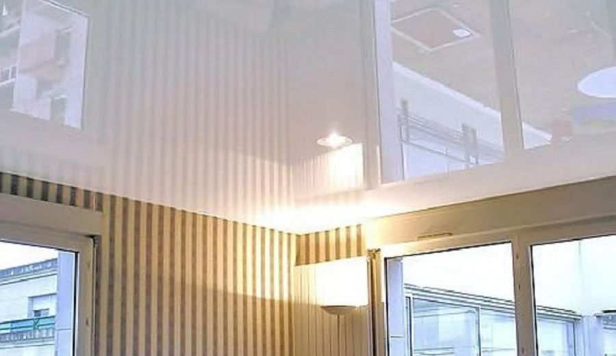 Фотография глянцевого натяжного потолка белого цвета