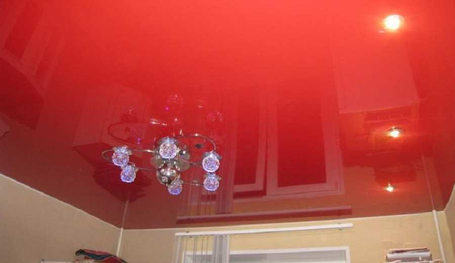 Фотография натяжного потолка красного цвета