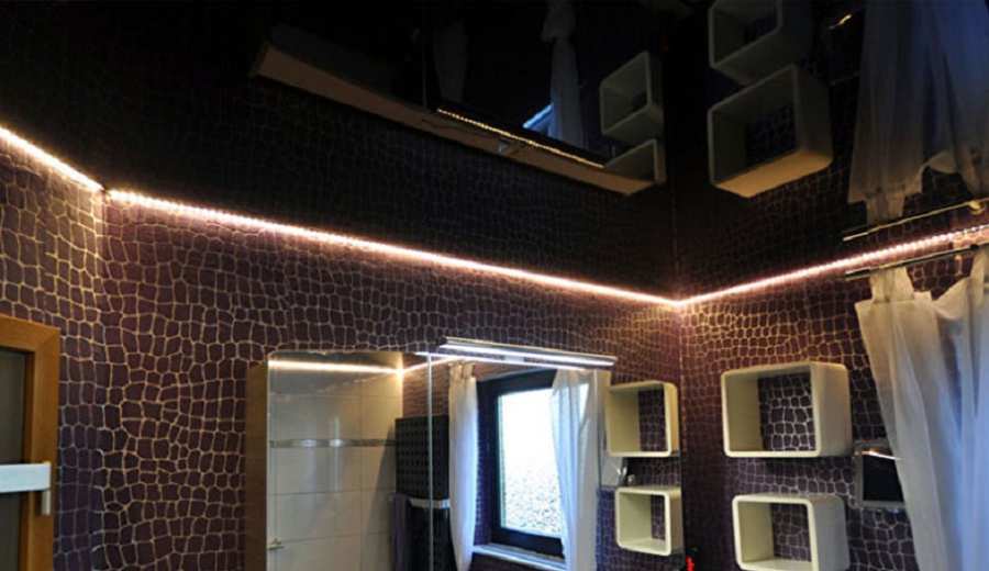 Натяжной потолок коричневого цвета с подсветкой в ванной комнате