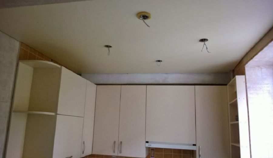 Фотография двухуровневого натяжного потолка на кухне
