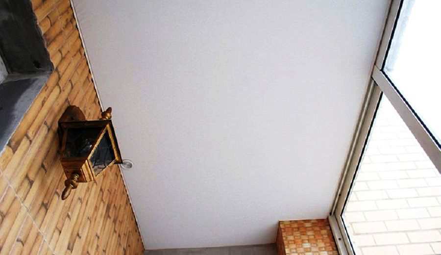 Фотография матового натяжного потолка  белого цвета на лоджии