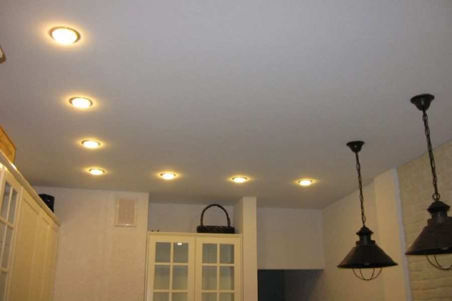 Матовый натяжной потолок с точечными светильниками на кухне