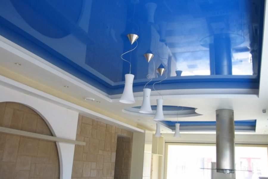 Фотография натяжного потолка голубого цвета