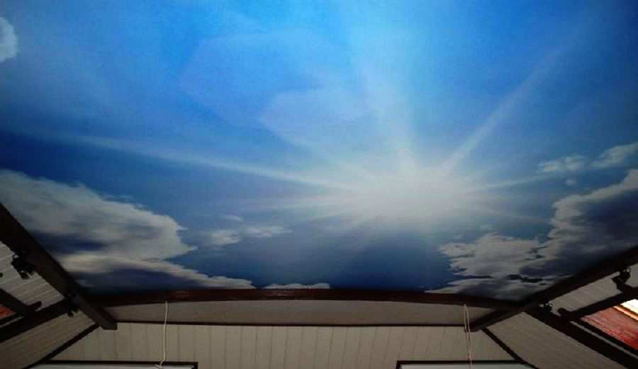 Натяжной потолок с фотопечатью. Рисунок «Солнце и облака на небе»