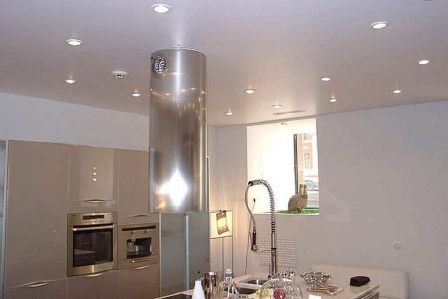 Фотография натяжного потолка на кухне