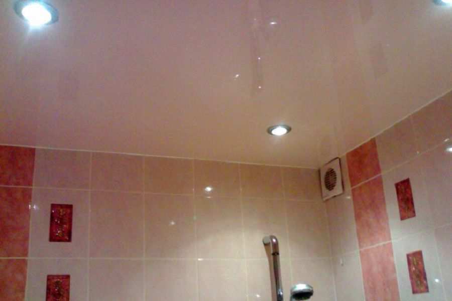 Фотография натяжного потолка в ванной комнате