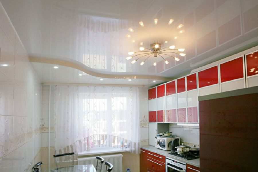 Фотография натяжного потолка на кухне