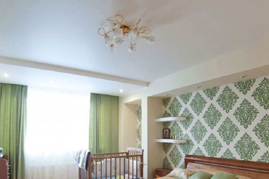 Матовый натяжной потолок белого цвета  в спальной комнате