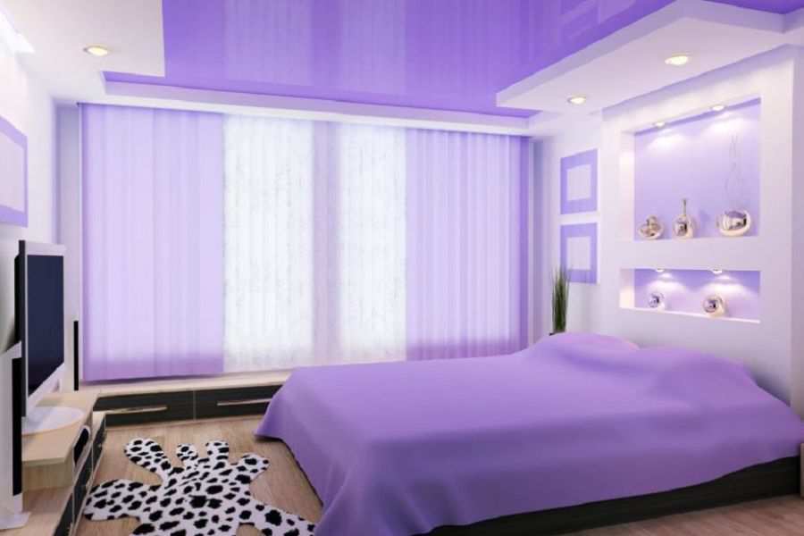 Натяжной потолок фиолетового цвета в спальной комнате