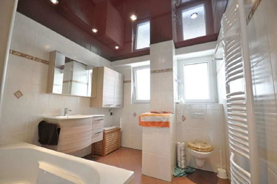 Фотография натяжного потолка коричнего цвета в ванной комнате