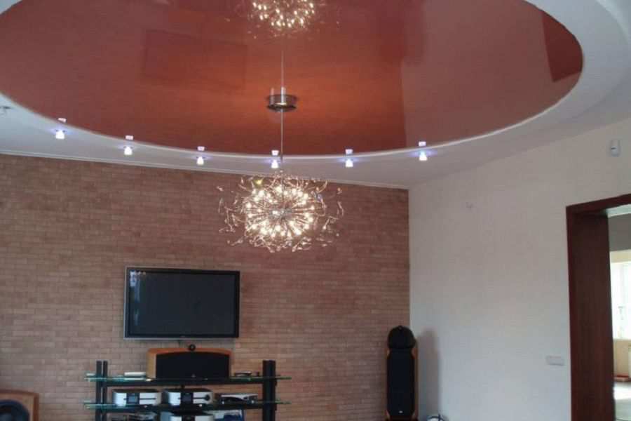 Глянцевый натяжной потолок с точечными светильниками в зале