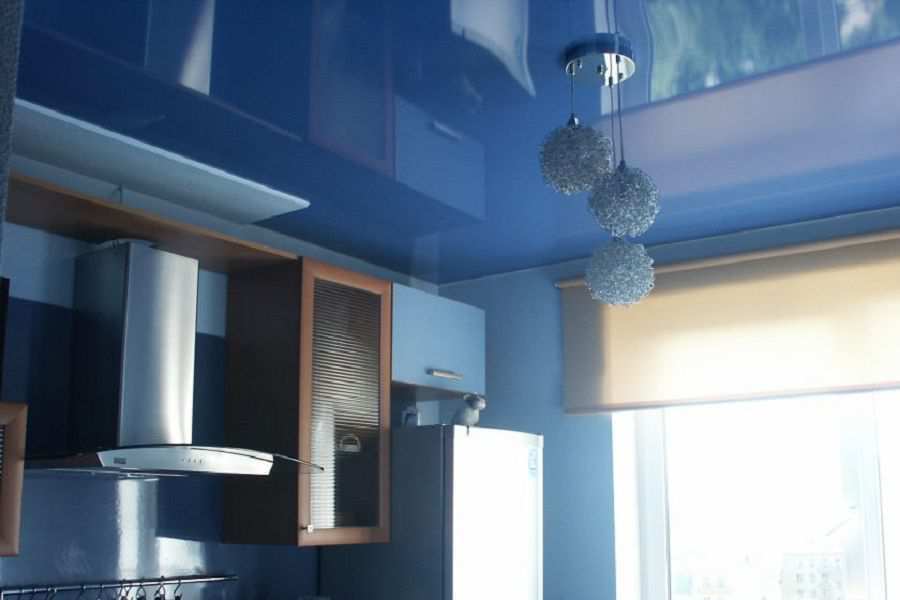 Фотография натяжного потолка синего цвета на кухне