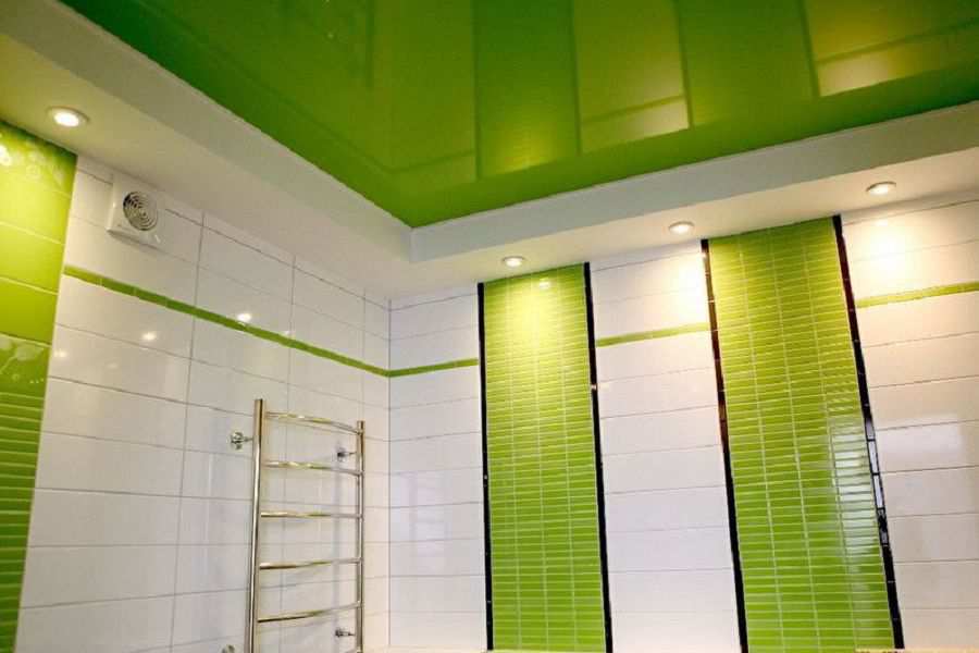 Натяжной потолок зеленого цвета в ванной комнате