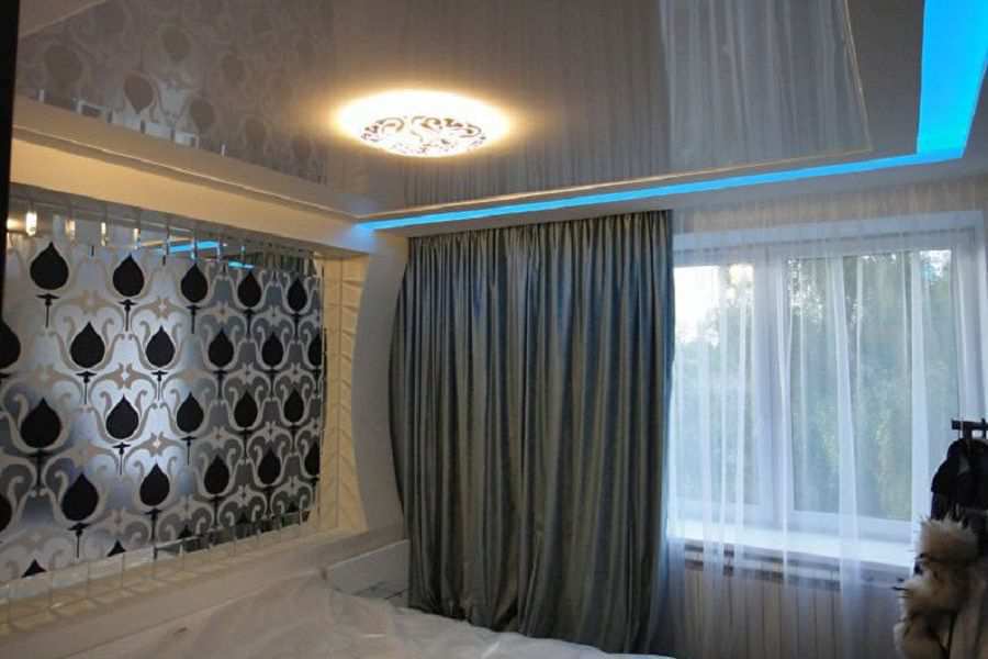Глянцевый натяжной потолок с подсветкой в спальной комнате