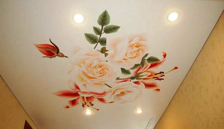 Фотография натяжного потолка с фотопечатью. Рисунок «Букет цветов»