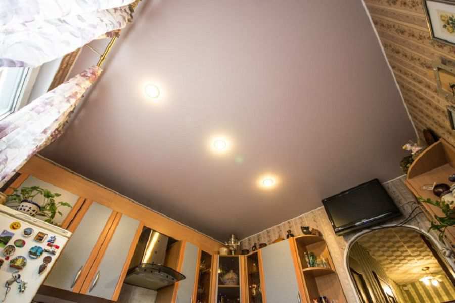 Натяжной потолок с точечными светильниками на кухне