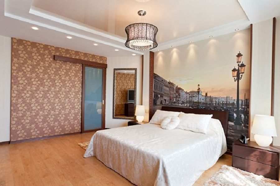 Натяжной потолок с точечными светильниками в спальной комнате