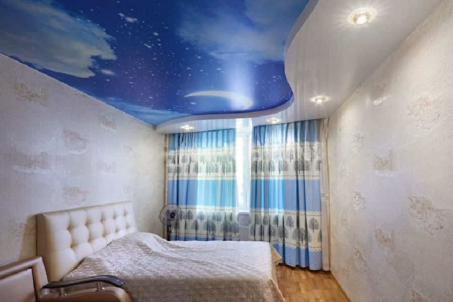 Двухуровневый натяжной потолок с фотопечатью в спальной комнате