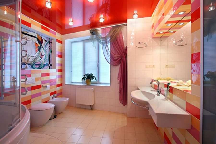 Красный натяжной потолок с точечными светильниками в ванной комнате