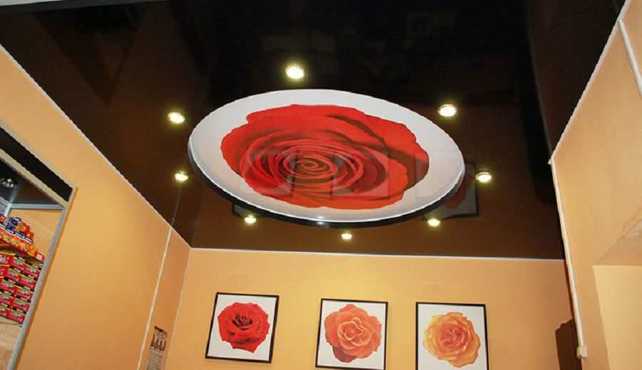 Фотография натяжного потолка с фотопечатью. Рисунок «Цветок роза»