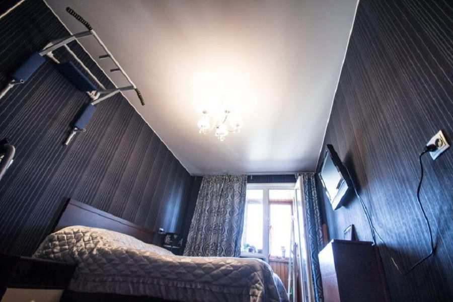 Сатиновый натяжной потолок в спальной комнате
