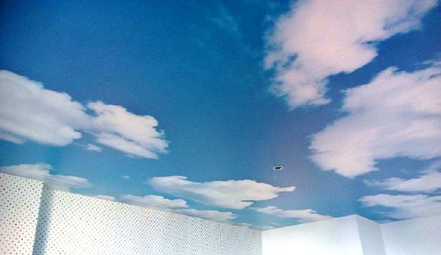 Фотография натяжного потолка с фотопечатью. Рисунок «Облака на небе»