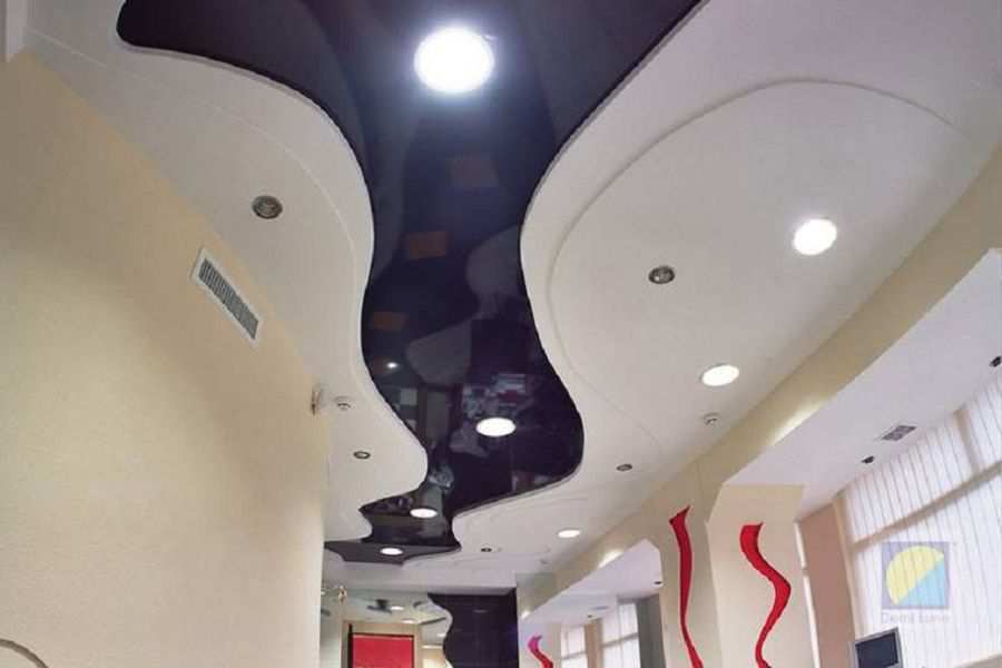 Двухуровневый натяжной потолок с точечными светильниками в офисе
