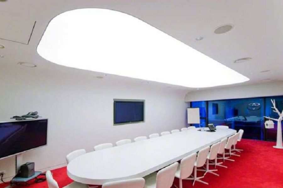 Натяжной потолок с подсветкой в офисе