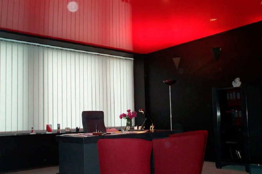 Натяжной потолок красного цвета с подсветкой в офисе