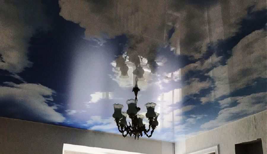 Натяжной потолок с фотопечатью в зале. Рисунок «Облака»