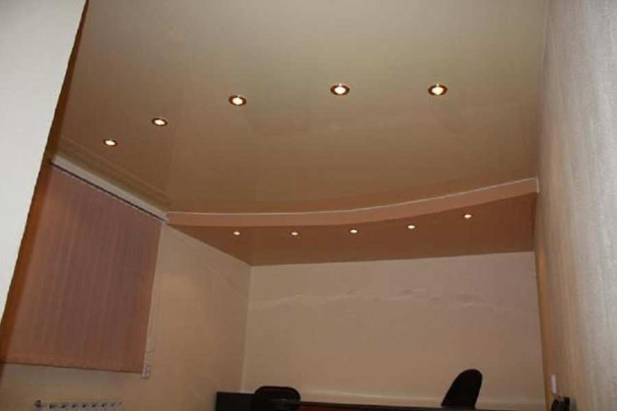Сатиновый натяжной потолок с точечными светильниками
